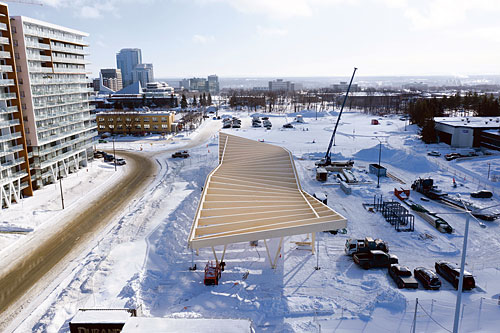 La forme singulière de la toiture, celle du paraboloïde hyperbolique, a été la source de nombreux défis techniques.. Photo : Construction Durand