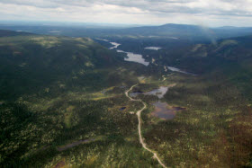 Prolongement de la route 167 vers les monts Otish. – Photo de Léon Hardy / Polygéo