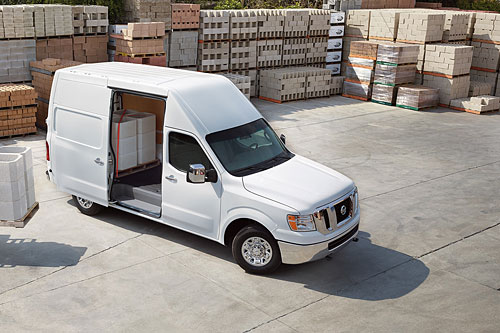 Nissan NV 1500: Le Nissan NV 1500 repose sur un châssis semblable à un pick-up. Photo de Nissan