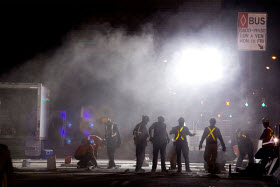Ouvriers en action au cours de la nuit sur le pont Champlain durant la troisième fin de semaine du BLITZ 2012. Crédit Groupe CNW et PJCCI