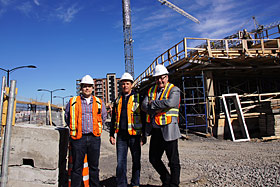 Sébastien Gendron, directeur de projet, André Pelletier, contremaître, et Benoit Milette - Photo de René-Claude Senécal