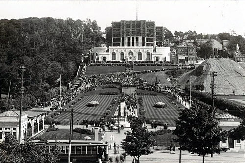 Après de nombreuses années de travaux, l'Oratoire-Saint-Joseph est inauguré en 1955. Crédit : Bibliothèque et Archives nationales du Québec