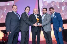 MM. Guy Roussel, président de l'ACQ Outaouais / Abitibi / Nord-Ouest du Québec, Martin Beaudoin, vice-président opérations, Joseph Beaudoin, président et Denis Stocker, vice-président développement des affaires de Beaudoin Canada ainsi que M. Francis Roy, président de l'ACQ - Photo de Graphe Studio