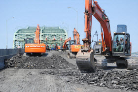 Travaux de pavage sur le tablier du pont Champlain durant la première fin de semaine du BLITZ au printemps 2012. Crédit Groupe CNW et PJCCI