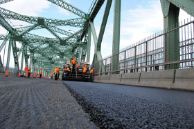 Ouvriers effectuant le pavage du pont Jacques-Cartier, qui fut finalisé en moins de six jours lors des vacances de la construction à l'été 2012, et ce, malgré un orage violent qui s'est abattu sur Montréal le 23 juillet. Crédit Groupe CNW et PJCCI