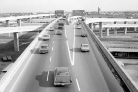 L'échangeur Turcot au sud de l'autoroute Décarie, 1969 - Photo de Bibliothèque et archives nationales du Québec / Gabor Szilasi