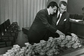 Moshe Safdie avec l'architecte en chef de l'Expo 67, Edouard Fiset, 1966 - Photo de la Collection de Safdie Architects