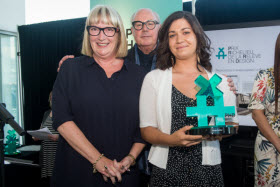 Françoise Dion, directrice nationale de la spécification  chez Richelieu, Jean-Claude Poitras, et Anne Grillot, la récipiendaire - Photo de Prix Habitat Design