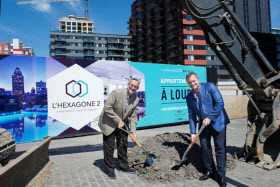 Normand Bélanger du Fonds immobilier de solidarité FTQ et Serge Goulet de Devimco Immobilier lors de la pelletée de terre pour le projet résidentiel locatif L’Hexagone 2 dans le quartier Griffintown de Montréal - Photo du Fonds de solidarité FTQ