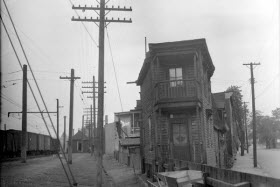 Une maison de la rue Saint-Augustin dans le quartier Saint-Henri à Montréal en 1945 - Photo de Conrad Poirier - domaine public