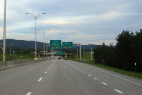 Autoroute 410 est à l'approche de la rue King ouest - Photo de Vintotal - Wikimedia Commons - CC BY-SA 3.0