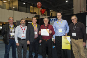 Yvan Laroche, président de Lambert Somec; Marc Dion, régisseur général à la Direction des ressources matérielles du Cégep Garneau; Mario Boucher, président du Groupe Symaco; André Lechasseur, président d'Alu-Composite inc.; Sébastien Gaudreau, ingénieur associé et directeur mécanique de bâtiment chez CIMA+; ainsi que Claude Despatie, représentant d'Alu-Composite inc. pour la région de Montréal. - Photo de Louis Arthur