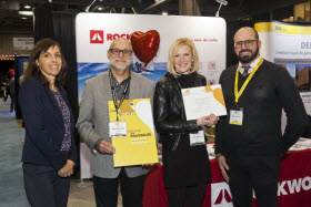 Nathalie Doyon, conseillère technique à la Direction de l’expertise-conseil et du soutien à l’industrie pour la Société d’habitation du Québec; Georges Desfossés et Sylvie Guévin de chez ROCKWOOL; ainsi que Carl Gauthier, ingénieur et  directeur-associé du Secteur institutionnel chez LGT - Photo de Louis Arthur