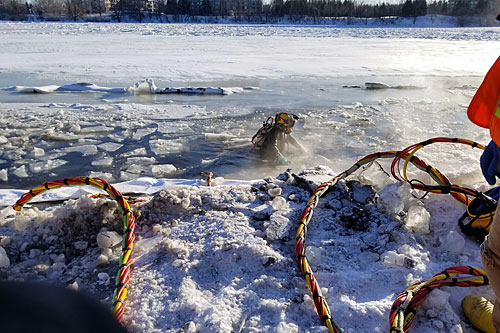 Les travaux d’installation de la membrane géotextile sous l’eau se sont déroulés en période hivernale. Photo : Deric construction