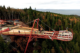 Le matériel a dû être acheminé à l’aide d’un chariot élévateur placé en amont.  Photo de Géoparc de Percé