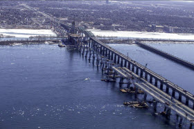 Le pont Samuel-de-Champlain en construction à côté de l'actuel pont Champlain, le 26 mars 2018 - Photo d'Infrastructure Canada