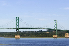 Le ministère de la Voirie élabore et applique entre 1929 et 1935 un programme d'amélioration de la chaussée pour les camions et les automobiles. Cette époque culmine avec l'inauguration en 1935 du pont de l'île d'Orléans. Source photo Wikipédia (licences creative commons et GNUFDL, auteur Emdx)