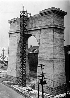 Trois voies carrossables et une voie destinée au tramway sont d'abord aménagées sur le pont Jacques-Cartier. Crédit : Bibliothèque et Archives nationales du Québec