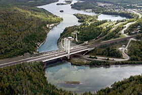 Pont à haubans enjambant la rivière Nipigon. Photo du Ministère des Transports de l'Ontario