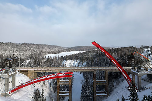 La technique d’installation novatrice privilégiée pour les deux demi-arcs du pont a permis une construction à partir des rives. Crédit : Gracieuseté du MTMD