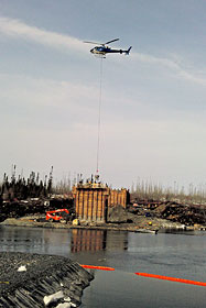 Le bétonnage des piles et de la culée sur une rive inaccessible a requis l’emploi d’un hélicoptère. Photo de Jimmy Fortier