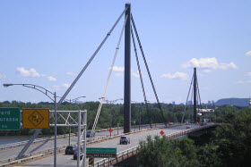 Si c’était à refaire aujourd'hui, le pont Pierre-Laporte serait sans doute remplacé par un pont à haubans, comme le pont Papineau-Leblanc (photo). Source photo commons.wikimedia.org (licence creative commons / auteur Blanchardb)
