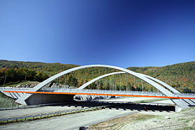 Le pont en arc surplombant l’autoroute 73 à Stoneham-et-Tewkesbury