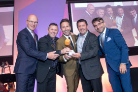 MM. Jean Lapointe, président de l'ACQ Québec, Marco Beaudoin et Carl Beaudoin, associés principaux de Groupe Beaudoin inc. ainsi que MM. Éric Salvail et Francis Roy, président de l'ACQ - Photo de Studio Graphe