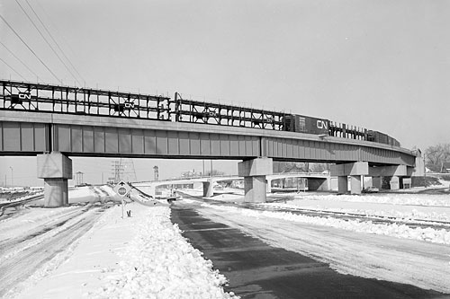 Un segment de l’autoroute 30, alors communément appelée la route 3. Photo : Adrien Hubert, Fonds Ministère de la Culture et des Communications