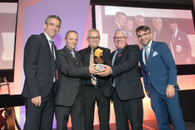 MM. Jean-Pierre Achard, président de l'ACQ Saguenay / Lac-Saint-Jean, Yves Fortin, chargé de projets, Donald Tremblay, président-directeur général et Germain Grenon, directeur des opérations de Mauvalin inc. ainsi que M. Francis Roy, président de l'ACQ - Photo de Graphe Studio