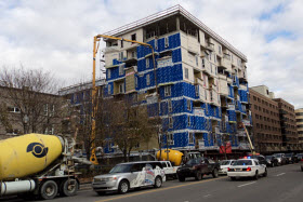 Le chantier du projet le Sherpa avance bien. L’enveloppe du bâtiment est pratiquement installée, si bien que les travaux entourant les revêtements extérieurs devraient commencer cette semaine.