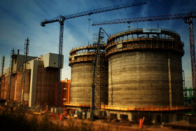 Construction de deux silos destinés à l'entreposage du minerai de fer brut, à la mine de Mont-Right, près de Fermont.