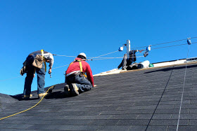 Le système de protection est un câble qui relie deux poteaux ancrés directement sur les fermes de toit. Deux travailleurs peuvent ainsi s’accrocher à ce câble et être reliés à leur enrouleur-dérouleur.