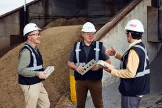 De gauche à droite : William Webster, président de Webster & Fils; Lucas Vallon, président de Permacon; et Hugo Gagnon, architecte associé et responsable des Stratégies durables chez NEUF. Photo : Virginie Gosselin