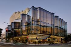 Un théâtre australien habillé d’une façade vitrée ondulante. Crédit : Christopher Frederick Jones