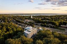 Vue aérienne simulée de la future tour d'habitation MAUPAS, à Deux-Montagnes. Crédit : NEUF architect(e)s