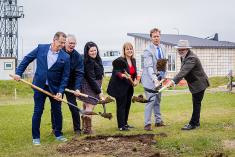 Première pelletée de terre pour le futur Pavillon des requins du Saint-Laurent. Crédit : Exploramer