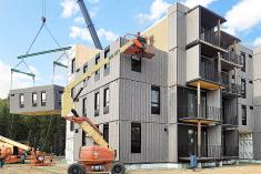 Les Pavillons du 49° résultent de l'assemblage de 46 modules fabriqués en usine à partir de panneaux de bois lamellé/croisé. Crédit : Ulysse Lemerise