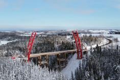 La technique d’installation novatrice privilégiée pour les deux demi-arcs du pont a permis une construction à partir des rives. Crédit : Gracieuseté du MTMD