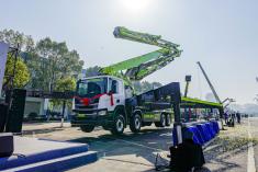 Zoomlion dévoile une technologie novatrice de matériau composite en fibre de carbone appliquée à la flèche de son camion-pompe, une première dans l’industrie. (PRNewsfoto/Zoomlion)