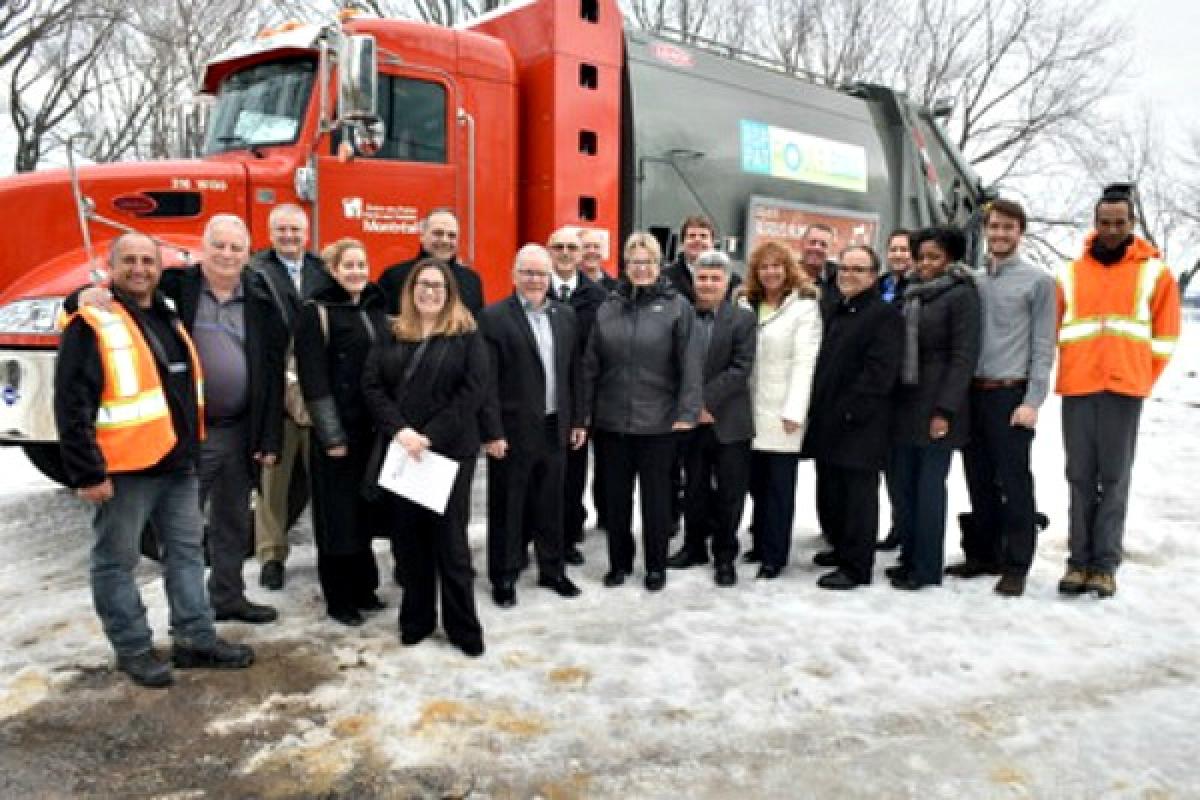 Sur la photo : Élus et personnel de l'arrondissement, représentants de Camions E
