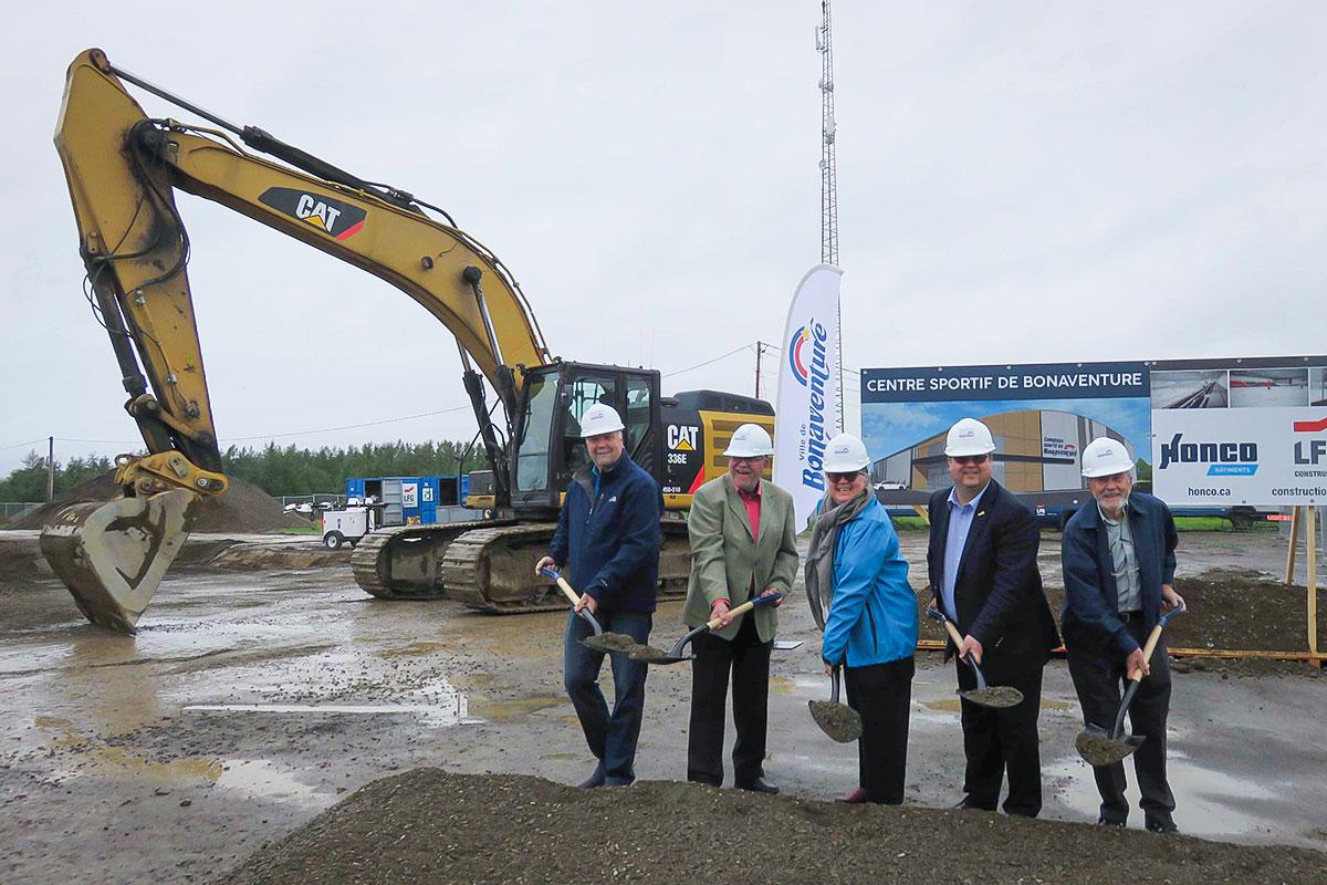 Sur la photo, dans l’ordre de gauche à droite : Pierre Gagnon, conseiller municipal;  Médor Doiron, membre du comité de citoyens pour le projet du centre sportif; Diane Lebouthillier, députée de Gaspésie – Îles-de-la-Madeleine et ministre du Revenu national; Roch Audet, maire de Bonaventure et Laurent Bourdages, membre fondateur de l’aréna Gilbert-Desrosiers. Photo : Ville de Bonaventure 