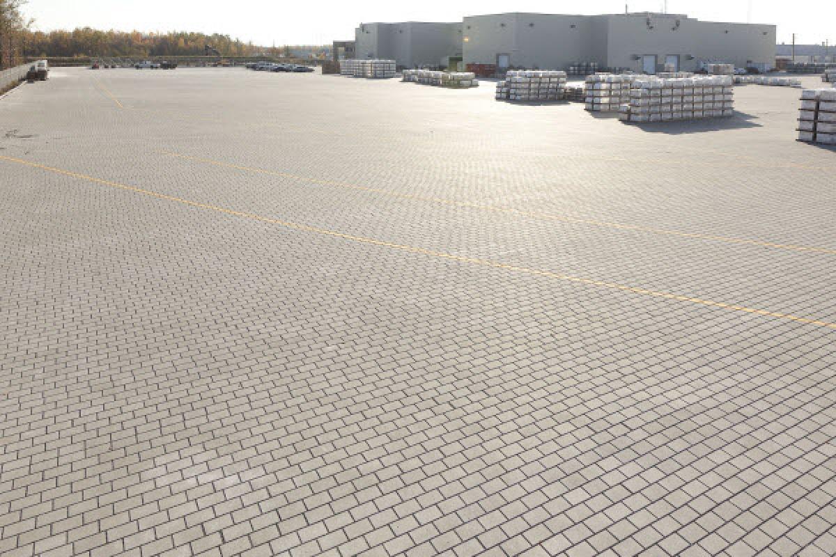 Le pavé INFLO de Techo-Bloc peut couvrir de très grandes surfaces.