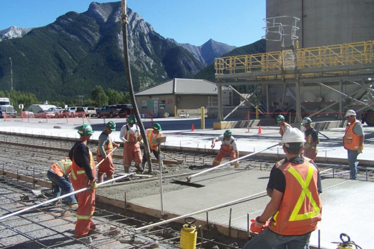 Lafarge introduit le ciment portland au calcaire au Québec.