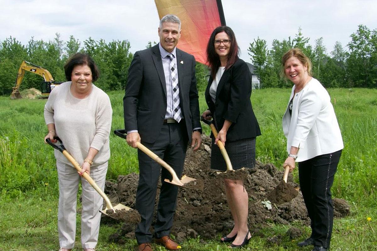 Début du chantier pour une nouvelle école primaire à Mirabel. De gauche à droite – Lyne Quenneville, attachée politique régionale de la députée de Mirabel; Jean-François Lachance, directeur général de la CSSMI; Guylaine Coursol, conseillère municipale et mairesse suppléante de la Ville de Mirabel; Paule Fortier, présidente de la CSSMI - Photo: CSSMI
