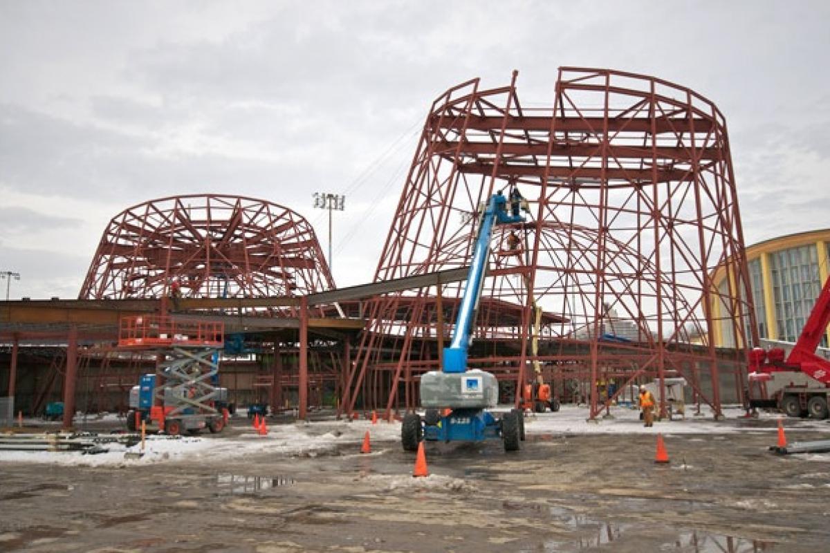 L'imposante structure d'acier circulaire du Planétarium Rio Tinto Alcan.