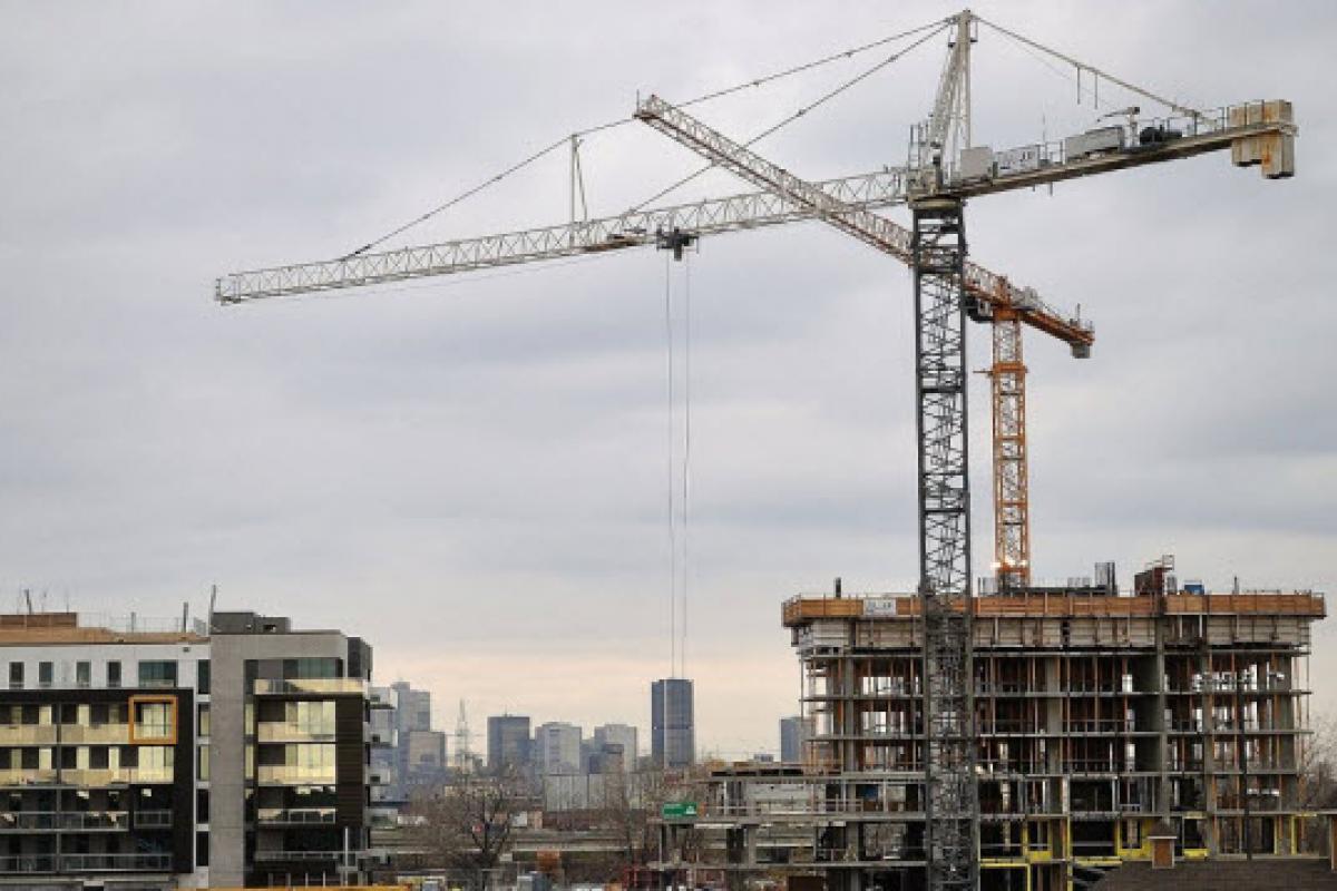 Quartier Pointe-Nord : Deux grues en action sur le chantier de L'Île-des-Sœurs