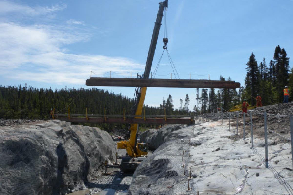 Pont temporaire sur le chantier de la rivière Sheldrake.