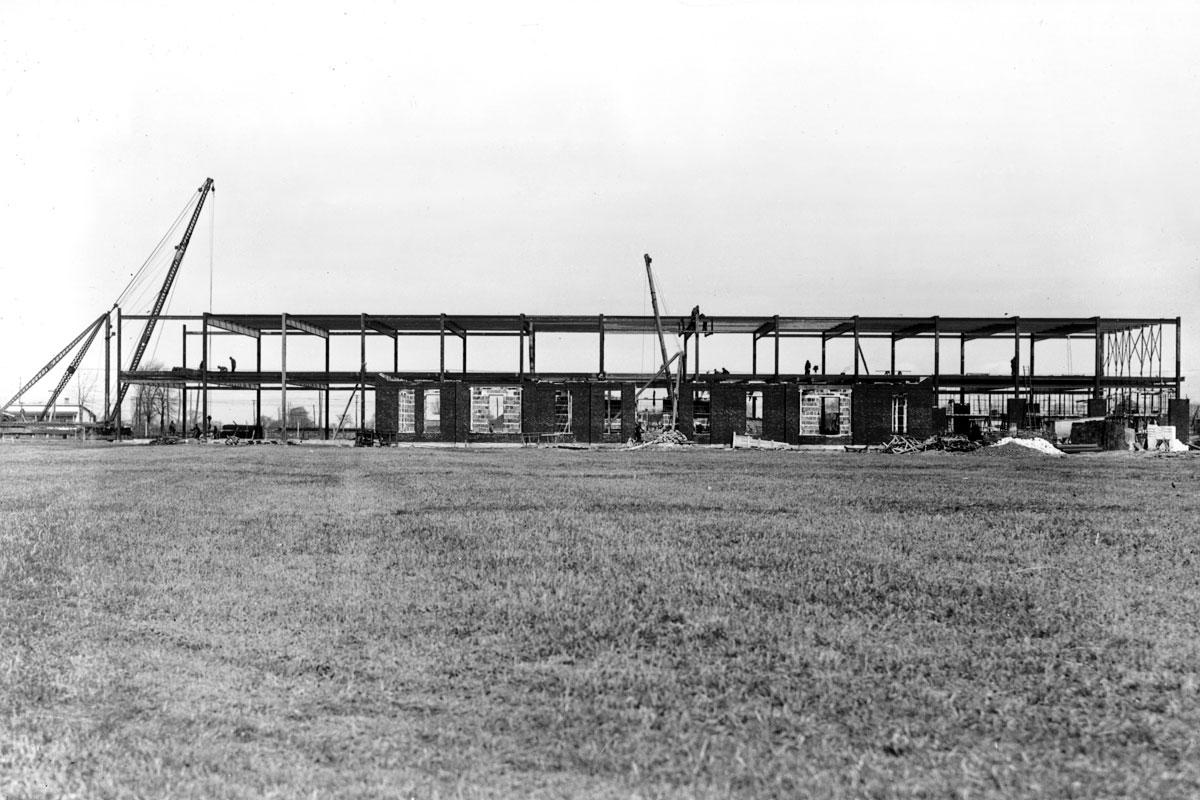 Chantier de l'Aéroport Montréal Saint-Hubert Longueuil, où les travaux de déboisement ont été effectués par dynamitage. Photo : Courtoisie BANQ