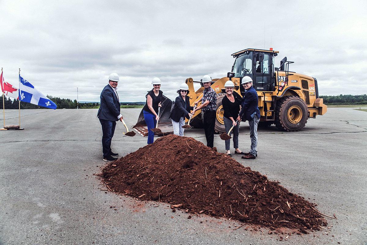 Gino Cyr (maire de Grande-Rivière), Nadia Minassian (préfète), Louisette Langlois (mairesse de Chandler), Henri Grenier (maire de Port-Daniel-Gascons), Cathy Poirier (mairesse de Percé) et Mario Grenier (DG de la MRC).  Crédit : MRC du Rocher-Percé